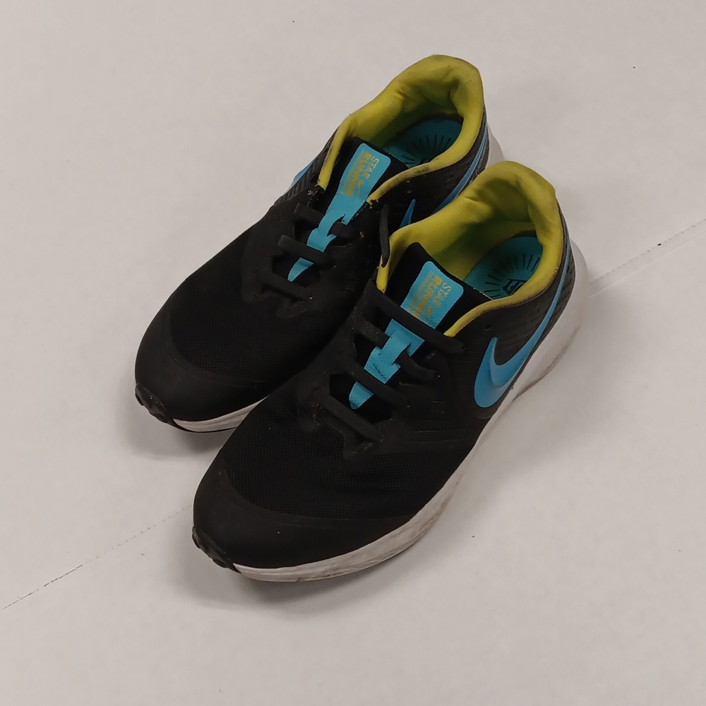 NIKE STAR RUNNER YOUTH SIZE 6.5 RUNNING SHOES.